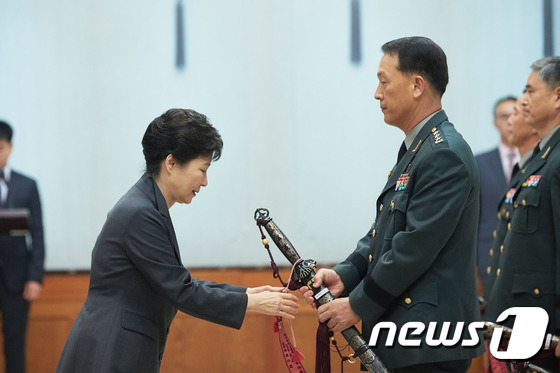 장경석 육군 항공작전사령관 삼정검에 수치 달아주는 박 대통령
