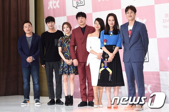 본문 이미지 - 김석윤 PD, 배우 이상엽, 권보아, 김희원, 예지원, 송지효, 이선균(왼쪽부터)이 26일 오후 서울 영등포 타임스퀘어 아모리스홀에서 열린 JTBC 금토드라마 ‘이번 주 아내가 바람을 핍니다’(극본 이남규, 김효신, 이예림 / 연출 김석윤, 임현욱) 제작발표회에 참석해 포즈를 취하고 있다. ⓒ News1star 고아라 기자