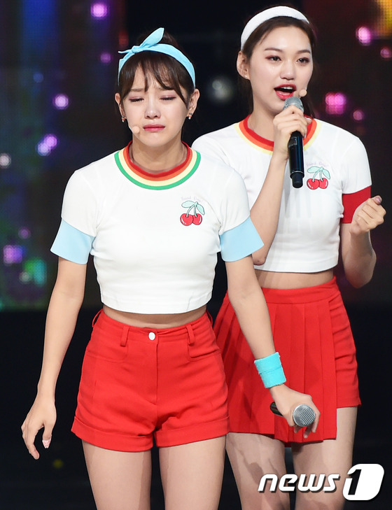 (서울=뉴스1스타) 권현진 기자 = 아이오아이(I.O.I) 김세정, 김도연(오른쪽)이 26일 오후 경기도 고양시 일산동구 장항동 MBC드림센터에서 열린 MBC 뮤직 \'쇼 챔피언\ …