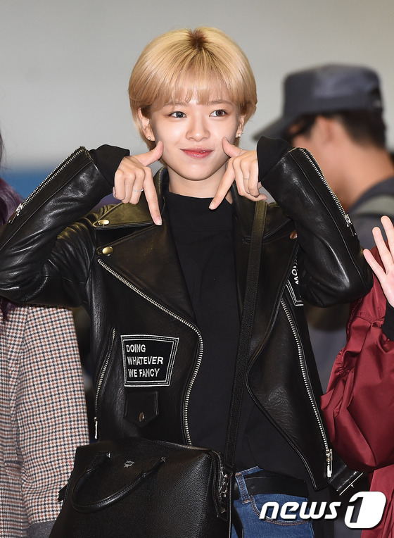(김포공항=뉴스1스타) 고아라 기자 = 트와이스 정연이 27일 오전 Mnet ’엠카운트다운 IN JEJU' 참석차 김포국제공항을 통해 제주로 출발하고 있다.