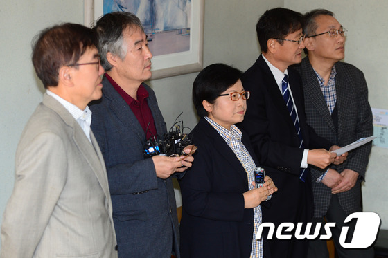 (서울=뉴스1) 임세영 기자 = 7일 오전 서울 종로구 명륜동 성균관대학교 교수회관에서 열린 '시국선언'에서 정현백 사학과 교수 등이 박근혜 대통령의 탄핵을 촉구하고 있다. (왼쪽 …