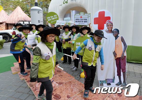 (서울=뉴스1) 구윤성 기자 = 27일 오전 서울 마포구 상암문화광장에서 열린 ‘굿네이버스 글로벌 체험전 Change’에서 행사에 참가한 어린이들이 재난현장 긴급구호활동 체험을 하 …