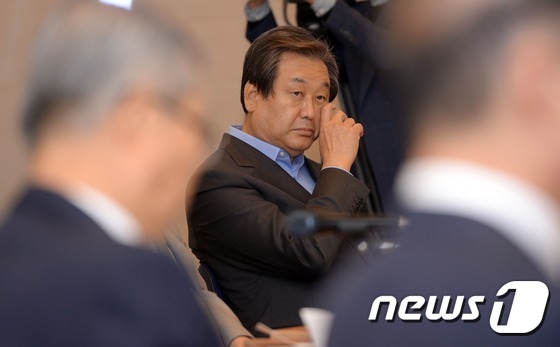 최순실 파문 속 보수·진보 합동토론회 참석한 김무성 전 대표