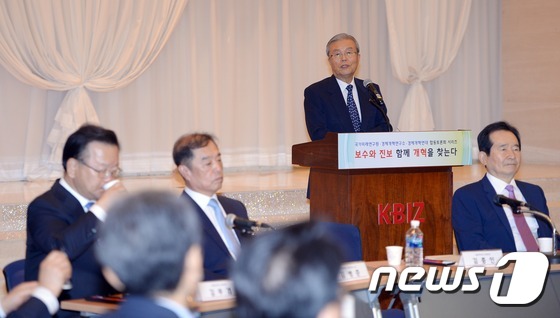 보수·진보 합동토론회 참석한 김종인 전 비대위 대표