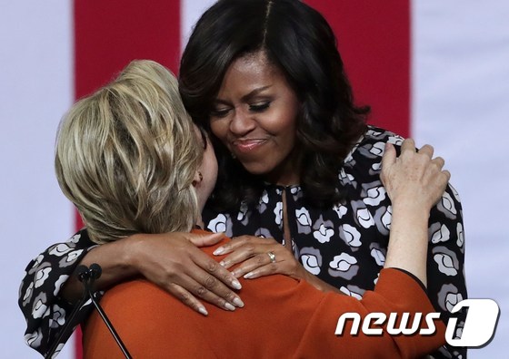 [사진] 포옹하는 힐러리와 미셸