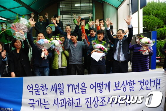 본문 이미지 - 28일 오전 전주지방법원 앞에서 '삼례 나라슈퍼 3인조 강도치사사건' 재심 청구인들과 유가족 및 박준영 변호사가 무죄 판결을 받은 뒤 만세를 부르고 있다. '삼례 3인조'는 지난 1999년 전북 완주군 삼례읍에 있는 나라슈퍼에 침입해 76살 유모 씨의 입을 테이프로 막아 숨지게 한 혐의로 각 징역 3년에서 6년을 선고받고 복역을 마쳤다.이들은 지난해 "경찰의 강압수사 때문에 허위자백을 했다＂면서 전주지법에 재심을 청구했었다. 2016.10.28/뉴스1 ⓒ News1 임충식 기자