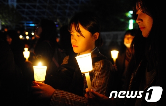 여고생들도 촛불집회 동참 “박근혜 정권 퇴진하라”
