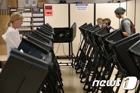 본문 이미지 - 노스캐롤라이나주에서 유권자들이 조기투표를 통해 대통령을 선출하고 있다. ⓒ AFP=뉴스1