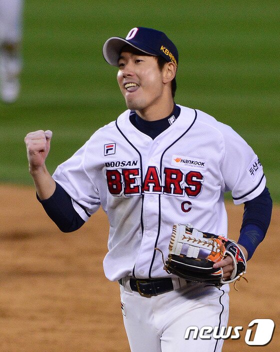 본문 이미지 - 29일 오후 서울 잠실야구장에서 열린 프로야구 2016 타이어뱅크 KBO리그 한국시리즈 1차전 NC 다이노스와 두산 베어스의 경기에서 연장 11회초 1사 1,2루 상황에 김재호가 병살을 잡아내고 환호하고 있다. 2016.10.29/뉴스1 ⓒ News1 임세영 기자