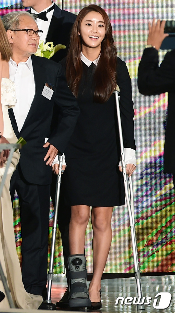 (서울=뉴스1스타) 권현진 기자 = 이렇게 좋은 행사에 제가 꼭 와야죠~배우 정유미가 2일 오후 서울 상암 문화 광장에서 열린 \'2016 아시아태평양 스타 어워즈(2016 APA …