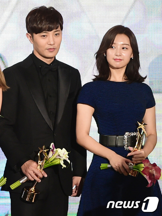 (서울=뉴스1스타) 권현진 기자 = 배우 진구, 김지원(오른쪽)이 2일 오후 서울 상암 문화 광장에서 열린 \'2016 아시아태평양 스타 어워즈(2016 APAN Star Awar …