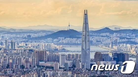 본문 이미지 - 남한산성에서 바라본 롯데월드타워. ⓒ News1