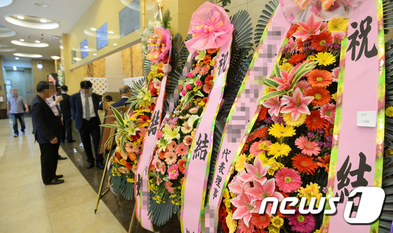 (수원=뉴스1) 이재명 기자 = 김영란법(부정청탁 및 금품 등 수수의 금지에 관한 법률) 시작된 후 첫 휴일인 3일 오후 경기도 수원시의 한 결혼식장에 결혼식 축하를 알리는 화환이 …
