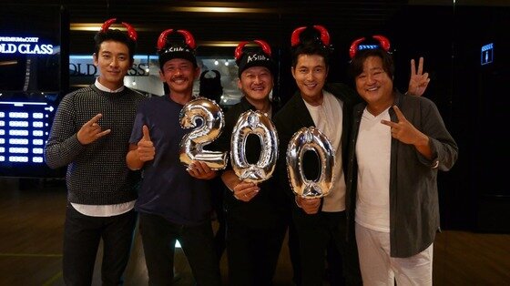 본문 이미지 - 주지훈, 황정민, 정만식, 정우성, 곽도원이 '아수라' 200만 돌파를 기념하는 사진을 남겼다. ⓒ News1star / CJ엔터테인먼트