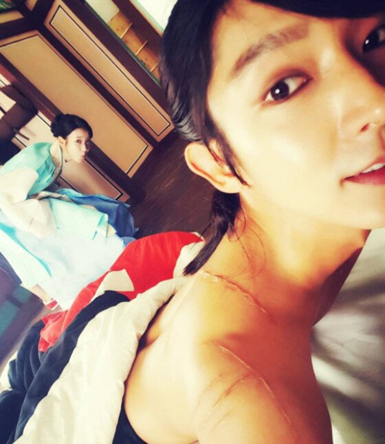 본문 이미지 - 이준기, 아이유가 '달의 연인' 촬영장에서 사진을 남겼다. ⓒ News1star / 이준기 인스타그램