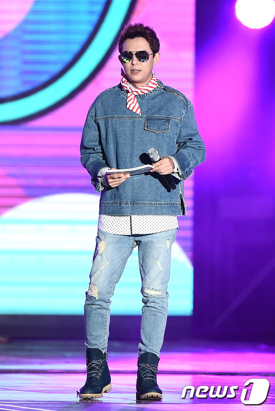 (서울=뉴스1스타) 고아라 기자 = 방송인 토니안이 3일 오후 서울 상암 문화광장에서 열린 ‘2016 DMC 페스티벌-레전드 토토가’에 참석해 화려한 복고 청청패션을 선보이고 있다 …