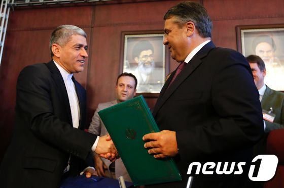 지그마어 가브리엘 부총리(오른쪽)가 3일 이틀일정으로 이란을 방문, 경제장관 등을 만나 무역 협력 확대하는 방안을 논했다. © AFP=뉴스1