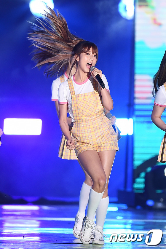 (서울=뉴스1스타) 고아라 기자 = 씨엘씨(CLC) 장승연이 3일 오후 서울 상암 문화광장에서 열린 ‘2016 DMC 페스티벌-레전드 토토가’에 참석해 상큼발랄 매력을 뽐내고 있다 …