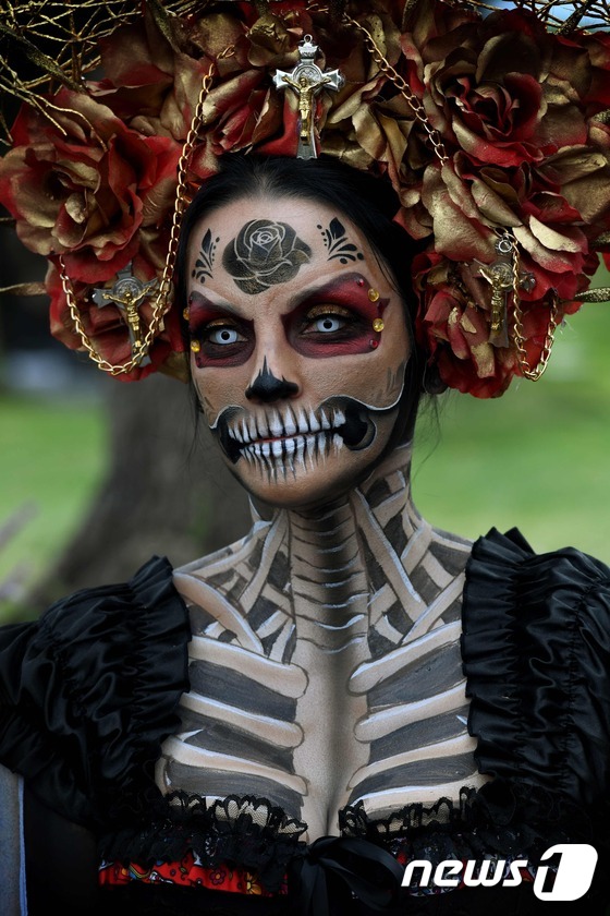 (할리우드 AFP=뉴스1) 최종일 기자 = 29일(현지시간) 미국 캘리포니아주 할리우드에 있는 할리우드 포에버 공동묘지에서 열린 '죽은 자들의 날(Dia De Los Muertos …
