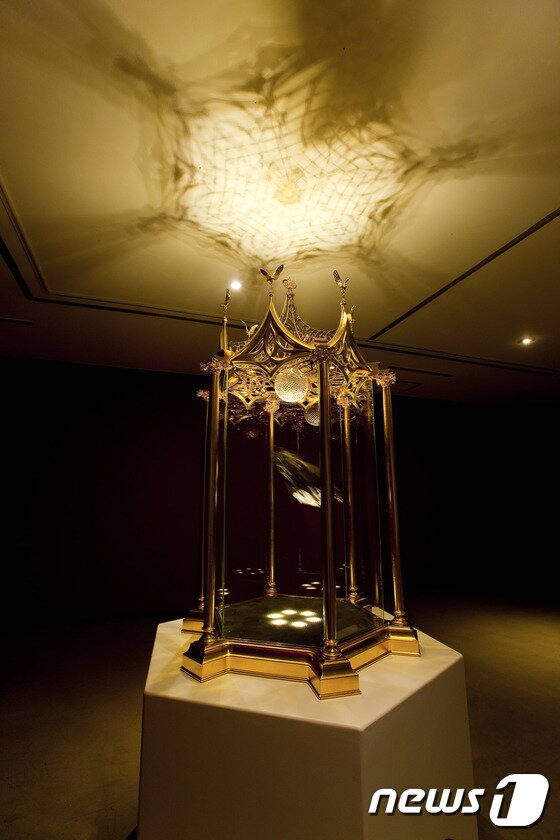 본문 이미지 - Pavilion, 2012, Resin, wood, crystal, 24K gold leaf, plastic bag, metallic material, fan, motor,custom CPU board, LED,244(h) x 132(w) x 112(d)cm (대구미술관 제공) ⓒ News1