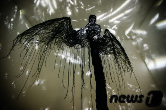 본문 이미지 - Scarecrow, 2012, Electric wire, metallic material, motor, hydraulic cylinder, custom CPU board, metal halide lamp, 370(h) x 500 (w) x 240(d)cm (대구미술관 제공) ⓒ News1