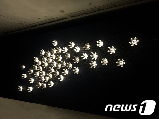 본문 이미지 - Una Lumino Callidus-Spiritus, 2016, metallic material, machinery, electronic device(CPU board, motor, LED), polycarbonate, 776(w) x 263(h) x 43(d)cm (대구미술관 제공) ⓒ News1