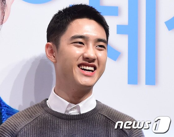 본문 이미지 - 엑소(EXO) 디오(도경수)가 31일 오후 서울 삼성전자 서초사옥에서 열린 웹드라마 ‘긍정이 체질’ 쇼케이스에 참석해 미소를 짓고 있다. ⓒ News1star / 권현진 기자