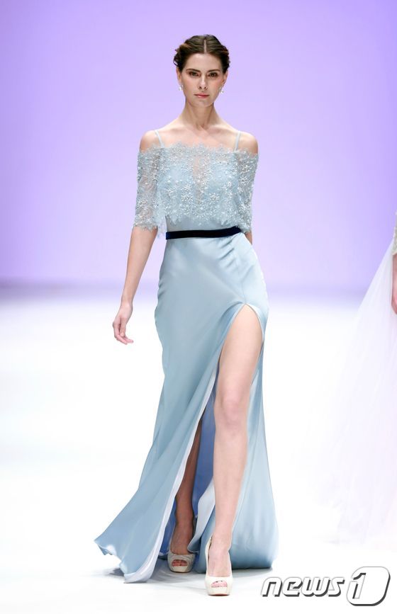 (베이징 AFP=뉴스1) 우동명 기자 = 30일 (현지시간) 베이징에서 열린 차이나 패션위크에서 모델이 런웨이를 걷고 있다.ⓒ AFP=뉴스1