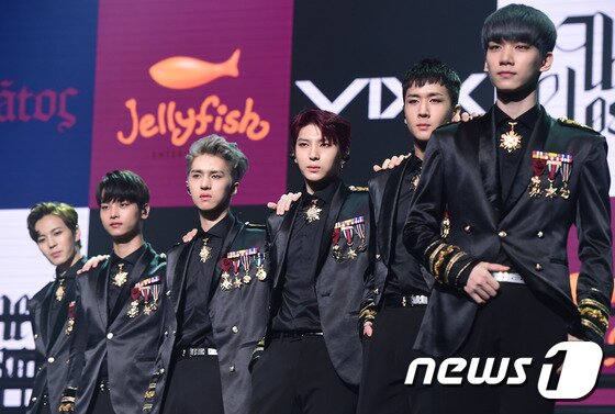 본문 이미지 - 빅스(vixx) 가 31일 오후 서울 광장동 예스24무브홀에서 열린 세 번째 미니 앨범 '크라토스(Kratos)' 발매 기념 쇼케이스에 참석해 포즈를 취하고 있다. 왼쪽부터 홍빈, 엔, 켄, 레오, 라비, 혁. ⓒ News1star 권현진 기자