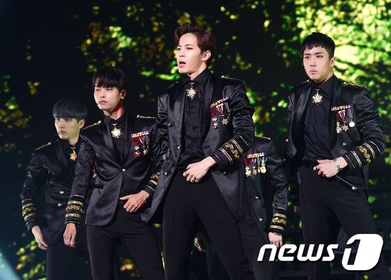 본문 이미지 - 빅스(vixx) 혁, 엔, 홍빈, 라비(왼쪽부터)가 31일 오후 서울 광장동 예스24무브홀에서 열린 세 번째 미니 앨범 '크라토스(Kratos)' 발매 기념 쇼케이스에 참석해 신곡을 선보이고 있다. ⓒ News1star 권현진 기자