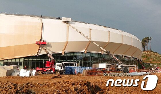 본문 이미지 - 31일 2018 평창동계올림픽 강릉 아이스아레나 건설 현장에서 경기장 외관에 테프론을 두르는 작업이 한창이다. 2016.10.31/뉴스1 ⓒ News1 서근영 기자 ⓒ News1 서근영 기자
