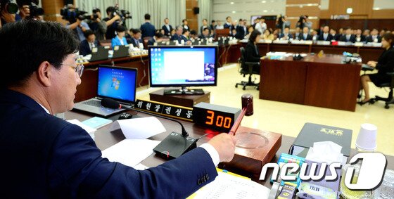 본문 이미지 - 권성동 국회 법사위원장이 4일 오전 서울 서초동 서울고등검찰청에서 열린 국회 법제사법위원회의 서울고등검찰청에 대한 국정감사를 개의하고 있다. 2016.10.4/뉴스1 ⓒ News1 박정호 기자