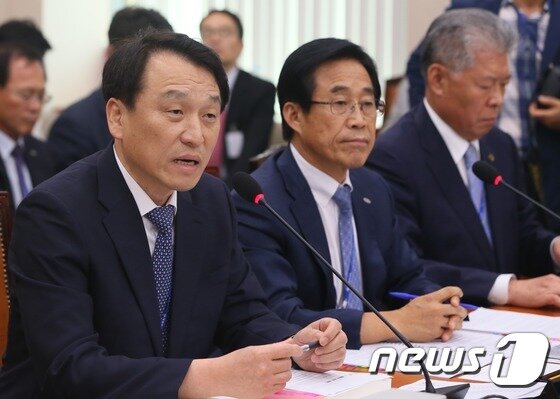 본문 이미지 - 정창수 한국관광공사 사장이 4일 서울 여의도 국회에서 열린 교육문화체육관광위원회의 한국관광공사, 사행산업통합감독위원회, 태권도진흥재단 등에 대한 국정감사에서 의원들의 질의에 답변하고 있다. 2016.10.4/뉴스1 ⓒ News1 송원영 기자