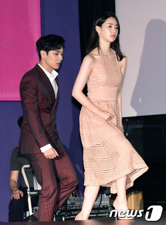 (서울=뉴스1스타) 권현진 기자 = 배우 이준, 임지연(오른족)이 4일 오후 서울 동대문 메가박스에서 열린 영화 ‘럭키’(감독 이계벽) 언론 시사회에 참석하고 있다.