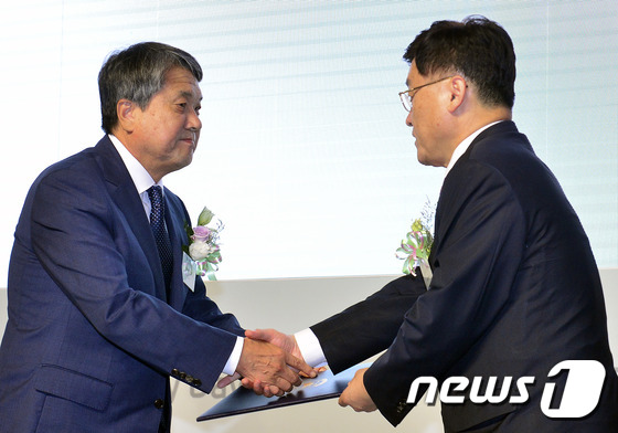 (서울=뉴스1) 신웅수 기자 = 정만기 산업통상자원부 1차관(오른쪽)이 4일 오후 서울 서초구 JW메리어트 호텔에서 열린 제7회 디스플레이의 날 기념식에서 신동찬 인베니아 대표에게 …