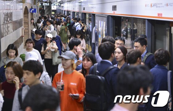 본문 이미지 - 지하철 3호선을 이용하고 있는 시민들 /뉴스1 DBⓒ News1