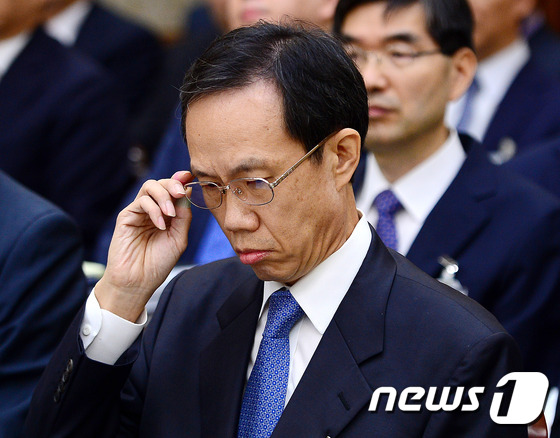 강형주 서울중앙지방법원장이 안경을 고쳐쓰고 있다. /뉴스1 © News1 박세연 기자