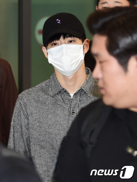 (인천공항=뉴스1스타) 권현진 기자 = 엑소(EXO) 수호가 일본 콘서트를 마치고 5일 오후 인천국제공항을 통해 입국하고 있다.