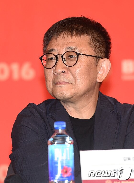 본문 이미지 - 장률 감독이 6일 오후 부산 동서대학교 센텀캠퍼스에서 열린 제21회 부산국제영화제(BIFF) 개막작 '춘몽’(감독 장률) 기자회견에서 질문에 집중하고 있다. ⓒ News1star / 고아라 기자
