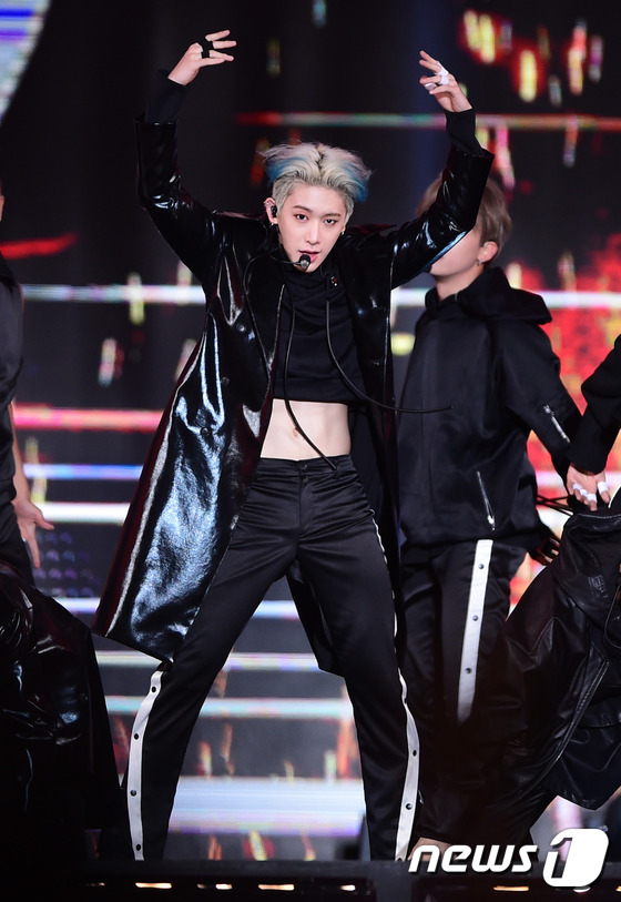 (서울=뉴스1스타) 권현진 기자 = 몬스타엑스 원호가 6일 오후 서울 마포구 상암 문화 광장에서 열린 ‘뮤콘 개막 특집 아시아뮤직네트워크(AMN) 빅 콘서트’에 출연해 화려한 공연 …