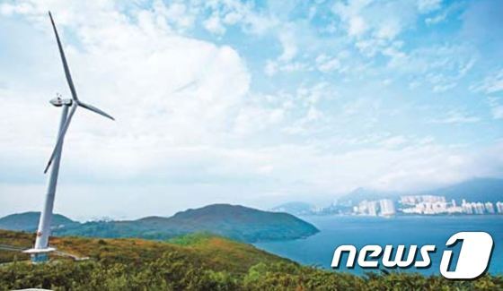 본문 이미지 - 산과 바다 사이의 기묘한 조화를 이룬 풍력 발전소(이미지제공=홍콩관광청)ⓒ News1