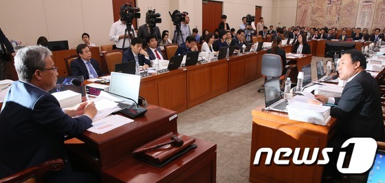 교문위 국감, 또 중지 '증인채택 격돌'