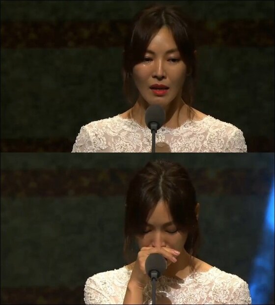 본문 이미지 - 김소연은 &#39;가화만사성&#39;에서 연기력을 펼쳤다. ⓒ News1star / &#39;2016 코리아 드라마 어워즈&#39; 생중계 캡처