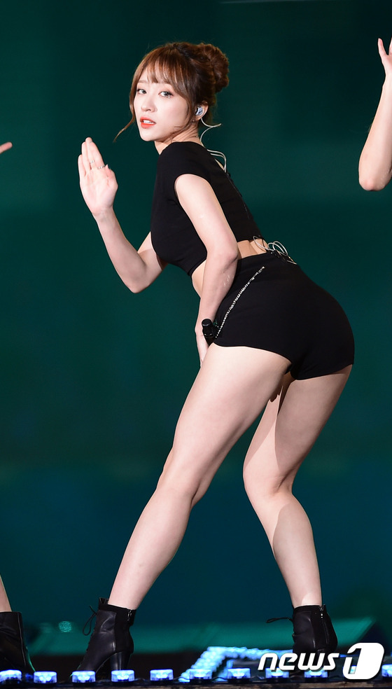 (서울=뉴스1스타) 권현진 기자 = EXID 하니가 8일 오후 서울 마포구 상암 문화 광장에서 열린 2016 DMC 페스티벌 \'코리안 뮤직 웨이브\'에 출연해 화려한 공연을 선보 …