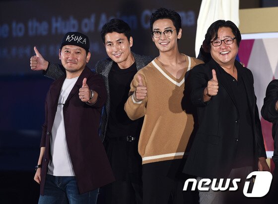 본문 이미지 - 배우 정만식, 정우성, 주지훈, 곽도원(왼쪽부터)이 8일 오후 부산 영화의전당 두레라움 광장에서 열린 영화 ’아수라’ 야외무대인사에 참석해 엄지를 올려 단체 포즈를 취하고 있다. ⓒ News1star / 고아라 기자