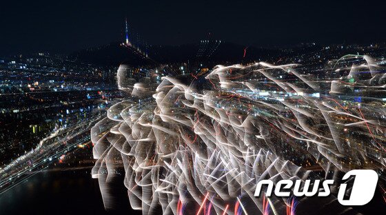 본문 이미지 - 8일 오후 서울 여의도 한강공원 일대에서 열린 '2016 서울세계불꽃축제'에서 화려한 불꽃이 하늘을 수놓고 있다. 이번 불꽃축제에는 일본, 스페인, 한국 총 3개국 대표 연화팀이 참여해 다채롭고 환상적인 불꽃을 선보였다. 2016.10.8/뉴스1 ⓒ News1 김명섭 기자