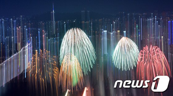 본문 이미지 - 8일 오후 서울 여의도 한강공원 일대에서 열린 '2016 서울세계불꽃축제'에서 화려한 불꽃이 하늘을 수놓고 있다. 이번 불꽃축제에는 일본, 스페인, 한국 총 3개국 대표 연화팀이 참여해 다채롭고 환상적인 불꽃을 선보였다. 2016.10.8/뉴스1 ⓒ News1 김명섭 기자