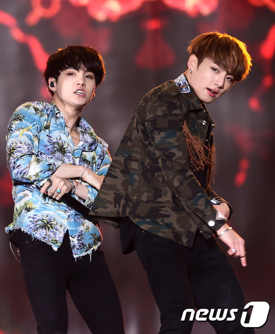 (서울=뉴스1스타) 권현진 기자 = 방탄소년단 슈가, 정국(오른쪽)이 8일 오후 서울 마포구 상암 문화 광장에서 열린 2016 DMC 페스티벌 \'코리안 뮤직 웨이브\'에 출연해 …