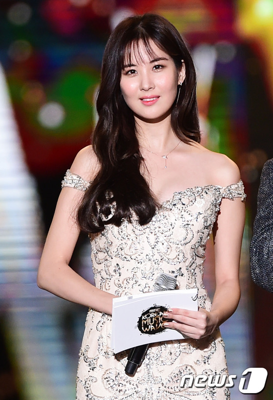 (서울=뉴스1스타) 권현진 기자 = 소녀시대 서현이  8일 오후 서울 마포구 상암 문화 광장에서 열린 2016 DMC 페스티벌 \'코리안 뮤직 웨이브\'에 출연해 진행을 보고 있다 …