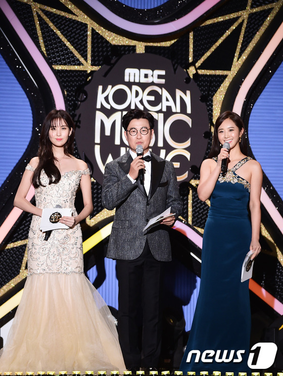 (서울=뉴스1스타) 권현진 기자 = 서현, 김성주, 유리(왼쪽부터)가  8일 오후 서울 마포구 상암 문화 광장에서 열린 2016 DMC 페스티벌 \'코리안 뮤직 웨이브\'에 출연해 …